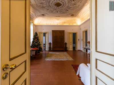 Una porta con finiture color oro ci conduce nell�ampio salone principale...